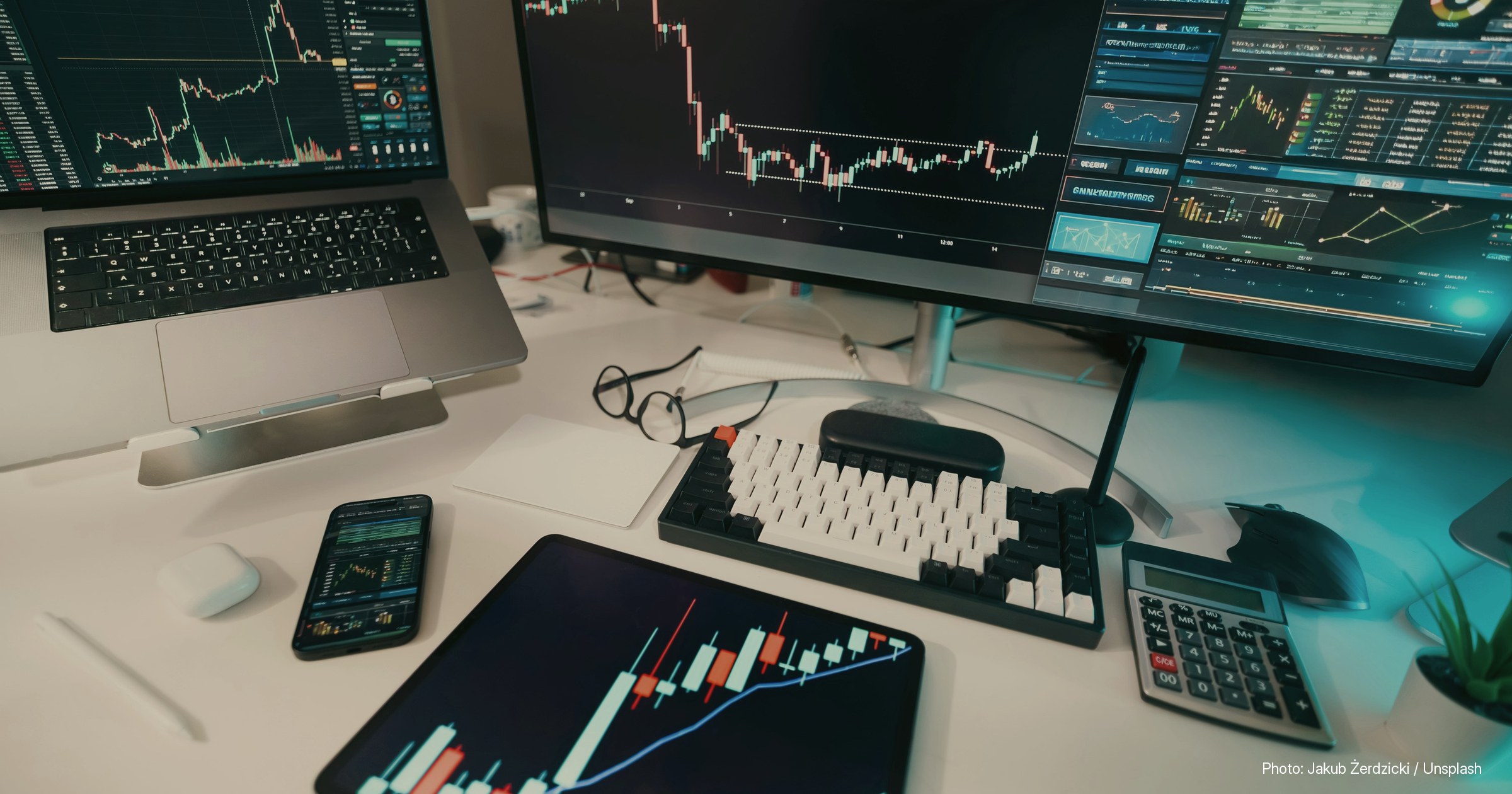 Stock photograph illustrating: Tether CEO Criticizes BIS for Favoring Tokenized Bank Deposits Over Stablecoins